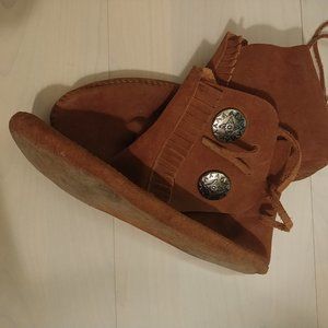 size 8 Minnetonka moccassings
